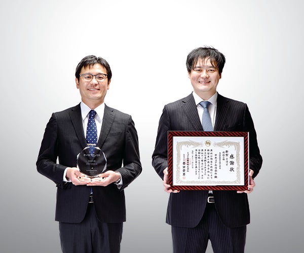 Gore Product Specialists Shinichi Nishimura (left) and Toyohiro Matsuura (right) proudly accept Toyota’s Project Award.